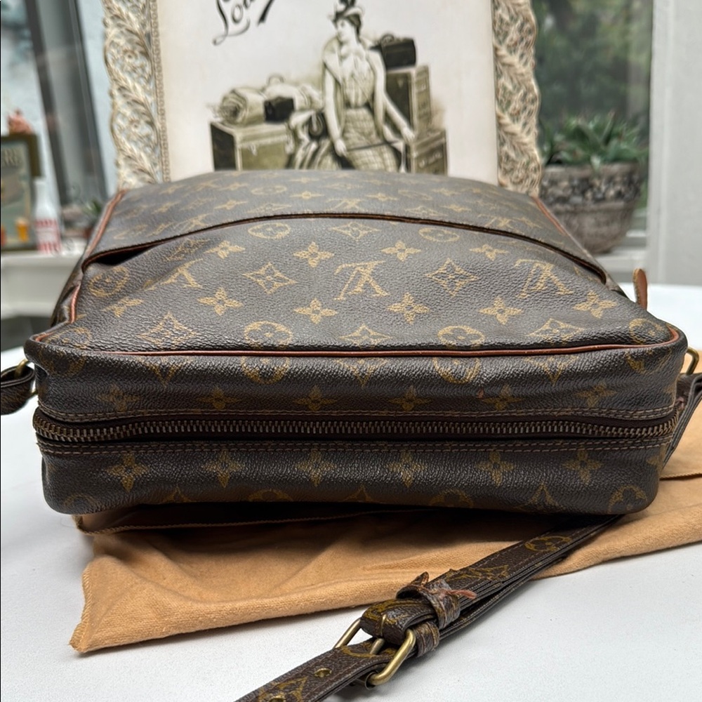 Unisex Authentic Louis Vuitton Monogram Marceau Messenger Bag & LV Dust Bag - Picture 6 of 16